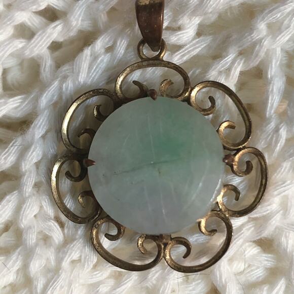Vintage Asian Carved Green Jade Setting on Gold Tone Pendant for Necklace - Picture 3 of 6